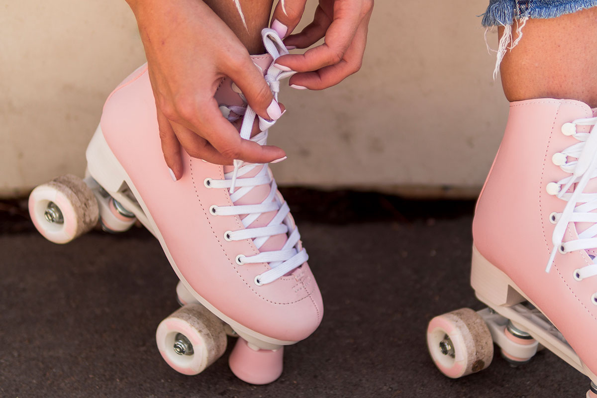 Woman tying up roller skate (Image by freepik)